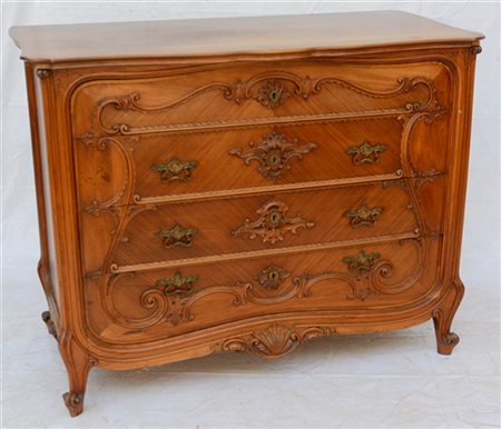 Comò a quattro cassetti con fronte intagliato a motivi vegetali (cm 128x100x63)