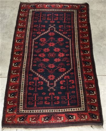 tappeto Yagcibedir, Persia, secolo XX.
Decoro con medaglione a fondo blu cospar