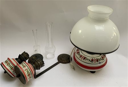 Lotto composto da due appliques e una lampada ad olio in ceramica decorata in p