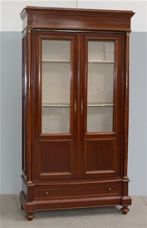 Libreria di gusto Impero a due sportelli con colonnine e cassetto nella fascia,