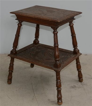 Tavolino in legno a due ripiani con decori intagliati a motivi floreali e anima