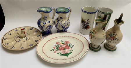 Lotto composto da quattro brocche, due vasi, un piatto porta uova e un piatto d