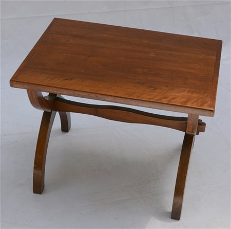 Tavolino con struttura in legno massello e bordato, gambe incrociate unite da t