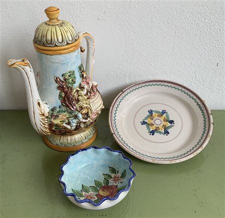 Lotto composto da una brocca, un piatto ed una ciotola in ceramica policroma. E