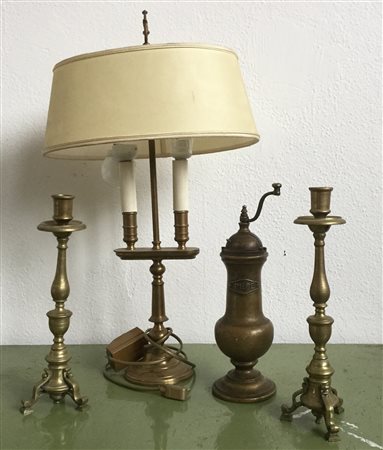 Lotto composto da una lampada da tavolo, una coppia di candelieri ed una pepier