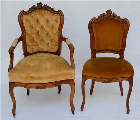 Lotto composto da una poltrona e una sedia di forma mossa con schienali intagli