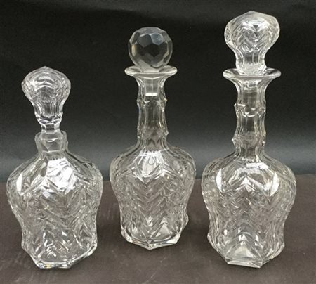 Lotto composto da tre bottiglie portaliquori in cristallo molato (h cm max 33)