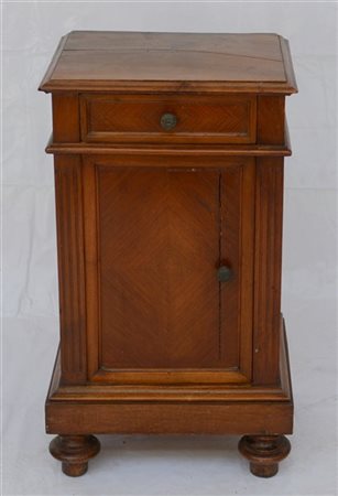 Comodino lastronato a un'anta e un cassetto con piedi torniti. Secolo XIX (cm 4