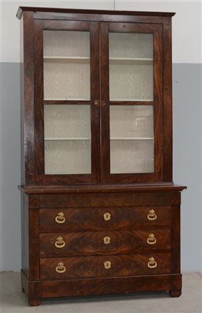 Mobile a due corpi lastronato in mogano, parte inferiore a tre cassetti grandi