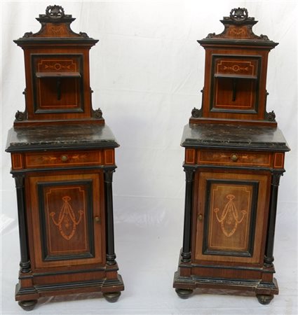 Coppia di comodini a un'anta e un cassetto in legno intarsiato con profili e mo