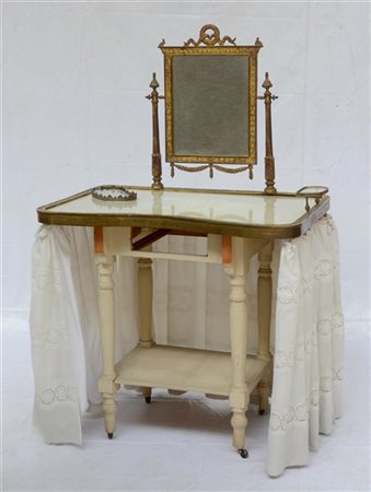 Toilette habillée con specchio basculante in metallo dorato (cm 144x93x62) (dif