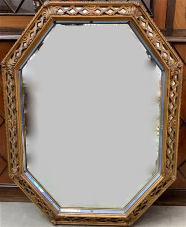 Specchio ottagonale con cornice in legno intagliato, dorato e traforato (cm 103