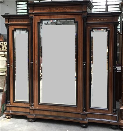 Armadio di struttura architettonica in legno intarsiato con profili ebanizzati,