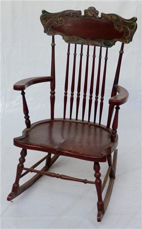 Poltrona a dondolo in legno intagliato con sostegni in legno tornito