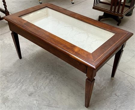 Tavolino da salotto in noce con piano a vetrina, cassetto nella fascia e gambe