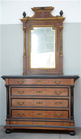 Comò a quattro cassetti filettati e intarsiati a motivi stilizzati, montanti to