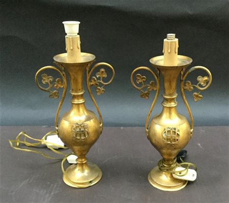 Coppia di vasetti biansati in metallo dorato montati a luce elettrica (h cm 32)