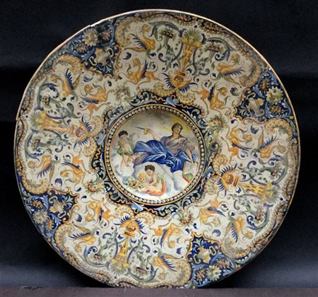 Manifattura dell'Italia centrale. 
Grande piatto in maiolica decorato a raffael