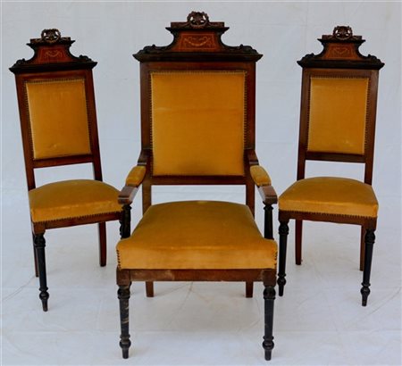 Lotto composto da una poltrona e una sedia in legno con montanti ebanizzati e s