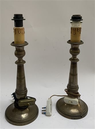 Coppia di candelieri in ottone montati a lampada (h. cm 28)