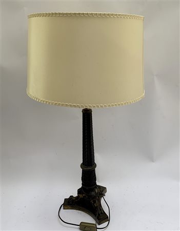 Candeliere in bronzo con fusto a colonna decorato a motivi vegetali, piedi a za