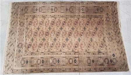 Tappeto Bouhkara Kerki, Turkestan Occidentale, secolo XX.
Decoro con Gulle su f