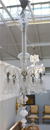 Lampada a sospensione a quattro luci con paralumi a coppa in cristallo molato.