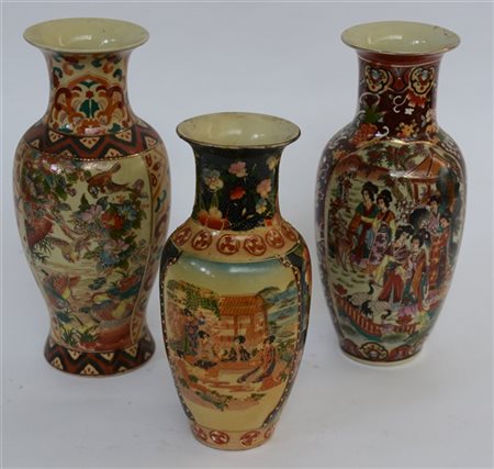 Lotto di tre vasi orientali in ceramica cinese in stile Satsuma, secolo XX (h m