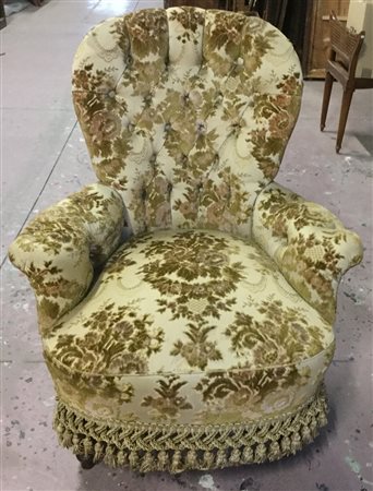 Poltrona di forma mossa con seduta e schienale imbottiti e rivestiti in tessuto