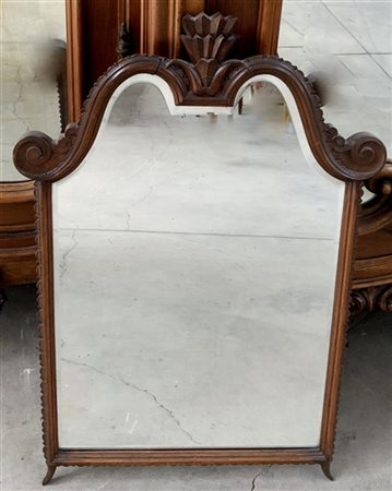 Lotto composto da uno specchio sagomato, un dipinto raffigurante una natura mor