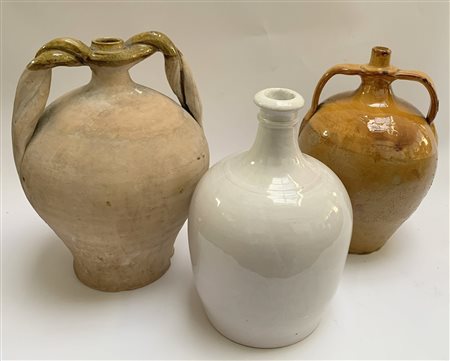 Lotto composto da due anfore biansate in terracotta smaltata unite a un vaso in