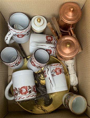 Cartone contenente numerosi oggetti diversi e una stadera in bronzo (difetti)