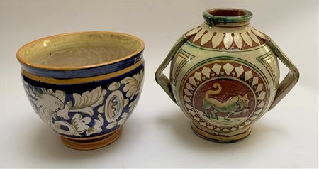 Lotto composto da un vaso biansato ed in cera uno in ceramica decorata in polic