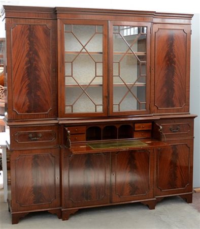 Mobile libreria inglese in mogano a due corpi con parte inferiore a sportelli e