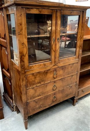 Mobile vetrina in noce con tre cassetti e due ante a vetri. Piedi rastremati (c