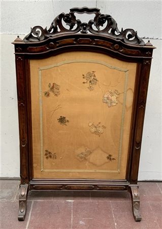 Parafuoco in noce decorato con sagomette in rilievo, ventola in seta ricamata,