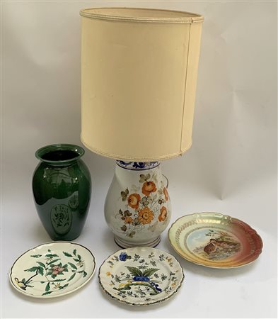 Lotto composto da due vasi in ceramica di cui uno montato a lampada (h. cm 30