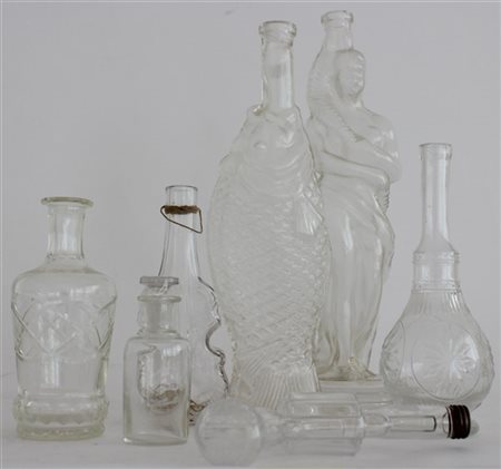 Lotto composto da sette bottiglie e oggetti diversi in vetro (lievi difetti)