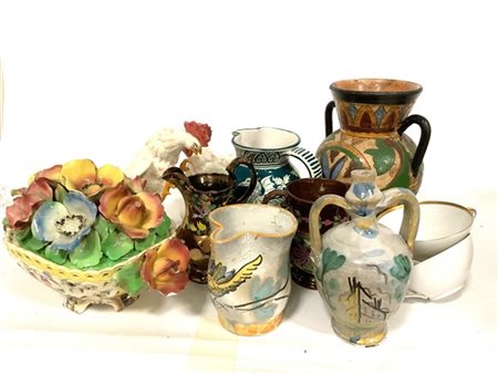 Manifatture diverse, cartone contenente numerose brocche e oggetti diversi in c