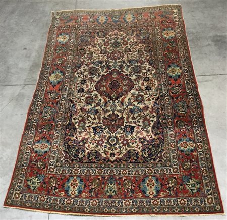 Tappeto Daghestan, Caucaso, secolo XX.
Decoro con tre medaglioni uncinati su fo