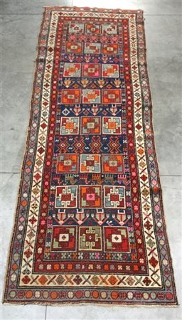 Tappeto Gandjie’, Caucaso, secolo XX.
Decoro con file di quadrati policromi alt