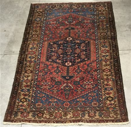 Tappeto Hamadan, Persia, secolo XX.
Decoro con medaglione lanceolato blu su cam