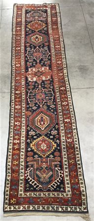 Tappeto passatoia Kazak, Caucaso, secolo XX.Decoro con piccolo medaglione poli