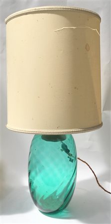 Vaso in vetro soffiato verde montato a lampada con paralume in tessuto. Italia,