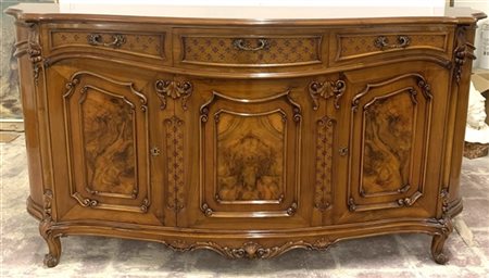 Credenza di forma sagomata a tre casetti e tre ante decorate da pannelli in rad