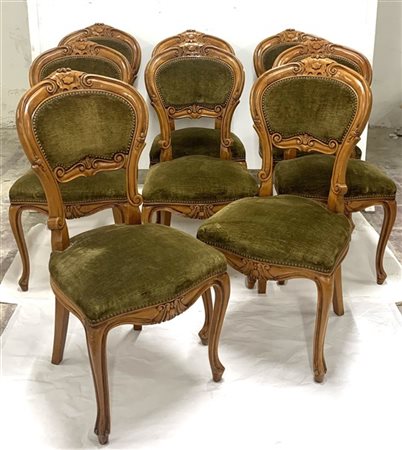 Gruppo di otto sedie con schienale, fascia e gambe sagomate e intagliate (difet