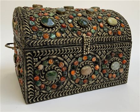 Baule in metallo argentato decorato con pietre dure (cm 33,5x24x24) (lievi dife