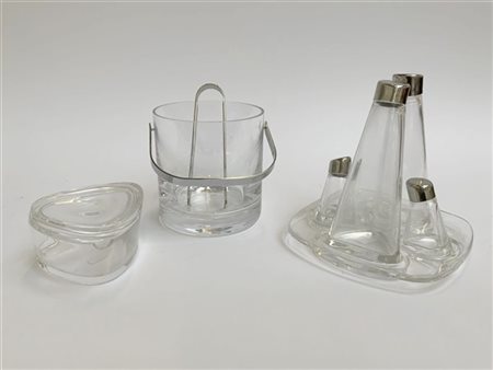 Lotto composto da un set per condimento, una formaggera con coperchio e un port