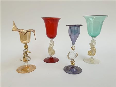 Lotto composto da quattro calici in vetro soffiato di epoche e manifatture diff
