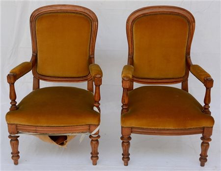 Coppia di poltrone in legno con schienale di forma mossa, montanti e gambe ante